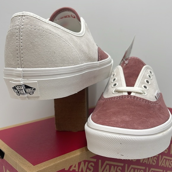 Vans Men’s Authentic
Pig Suede Withered Rose
VN000BW5CHO
Sneakers - Picture 9 of 16